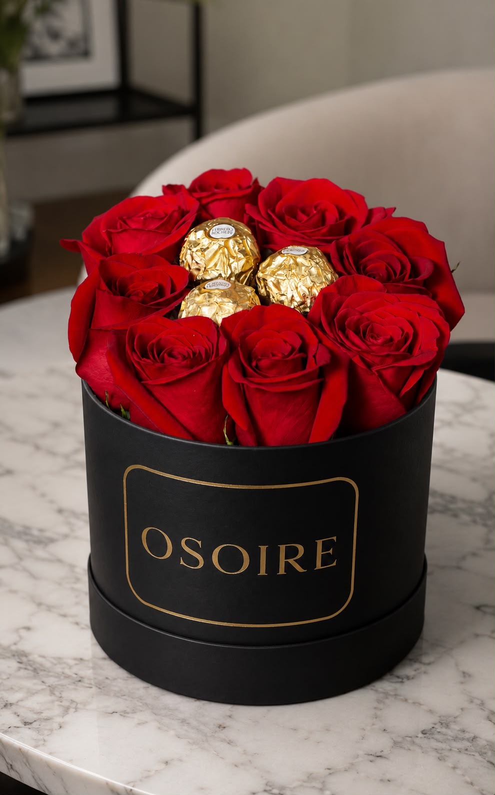 Oso de rosas preservadas en tono vino, bajo cúpula, sobre base forrada.